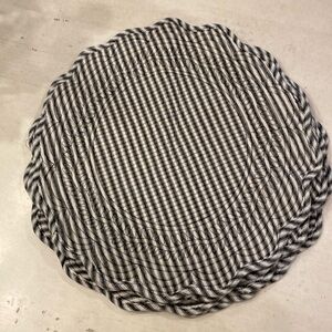 6 Black and white reversible placemats